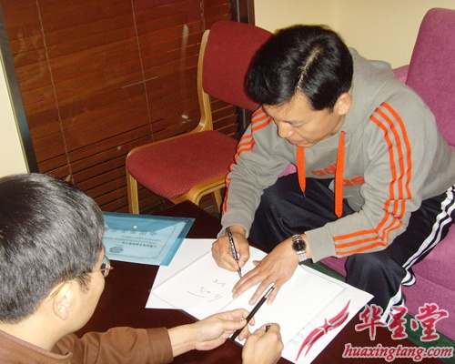 何政軍VS地板簽約現(xiàn)場