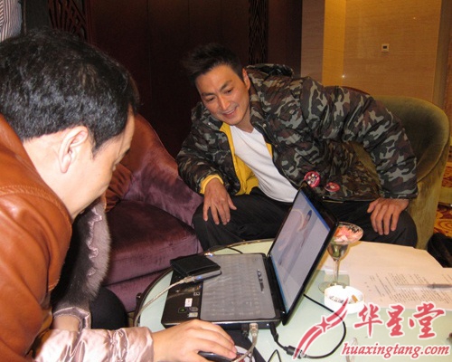 何家勁VS地板簽約現(xiàn)場