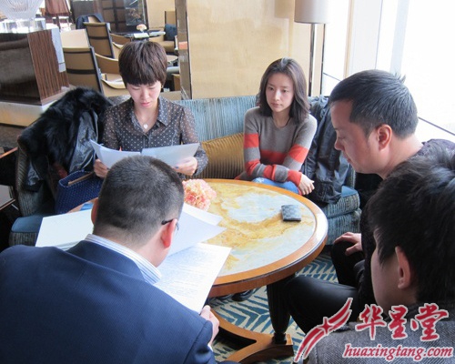 董潔VS蒂詩(shī)妮內(nèi)衣簽約現(xiàn)場(chǎng)